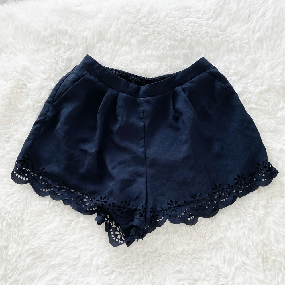 High-waisted shorts w/floral laser cut trim